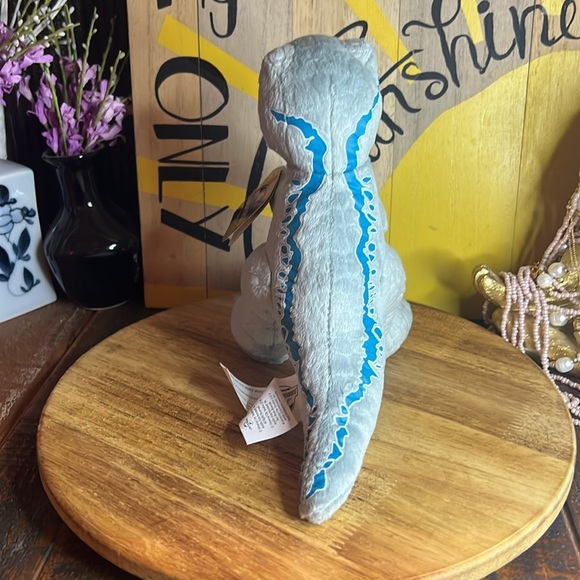 Universal Studios | Jurassic World | Blue the velociraptor Plushie - Picture 4 of 15